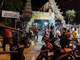 Malam Satu Suro, Ngumbah Gaman di Petirtaan Jolotundo Mojokerto