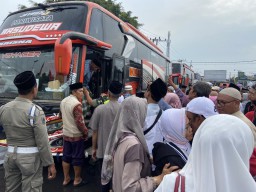 Ratusan Jemaah Haji asal Ponorogo Pulang dari Tanah Suci Disambut Gerimis
