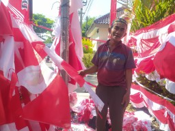 Pedagang Pernak-Pernik Serbu Lamongan Jelang HUT Kemerdekaan RI, Ini Alasannya