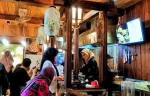 5 Rekomendasi Resto Tematik di Jalan Tunjungan Surabaya, Merapat Rek!