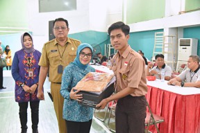 Pemkot Surabaya Bagi-bagi Seragam Sekolah dan Sepatu Gratis, Pemprov Jatim Kapan?