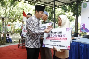 Bupati Trenggalek Mas Ipin Salurkan BLT DBHCHT, Ini Pesannya
