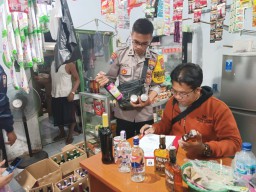 Ratusan Botol Miras Disita Polsek Besuki Situbondo dari  Gudang Toko Kelontong