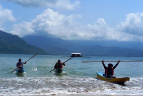 Melihat Keseruan Balap Perahu Kunting di Pantai Mutiara Trenggalek