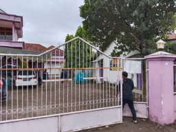 Tim Labfor Polda Jawa Timur Datangi Lokasi Pasutri Korban Pembunuhan di Tulungagung