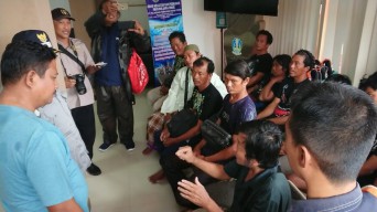 ABK Kapal Karam Bertahan di Pelabuhan Popoh Tulungagung, Coba Lakukan Perbaikan