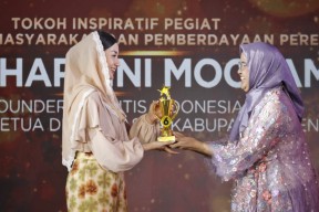 Ketua TP PKK Trenggalek Raih Penghargaan Tokoh Inspiratif dan Pemberdayaan Perempuan