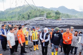 Khofifah Janji Recovery Jembatan Putus Dampak Banjir Lumajang Rampung 2 Bulan