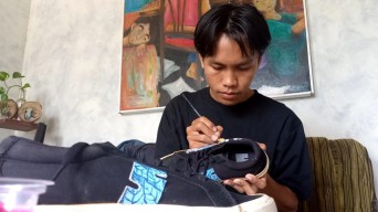 Pemuda Trenggalek Sukses Berbisnis Lukis Sepatu, Awalnya Karena Hobi