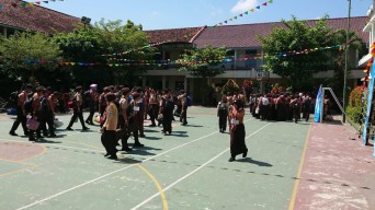Harga Seragam Dinilai Netizen Mahal, Ini Komentar Sekolah di Tulungagung