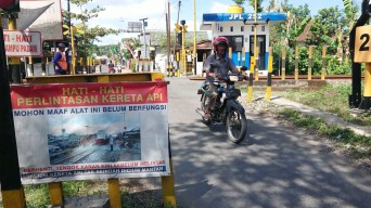 Angka Kecelakaan Tinggi, Sukarelawan Penjaga Perlintasan Kereta Api di Tulungagung Diberi Pembinaan