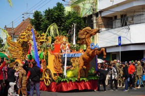 Aneka Mobil Hias dan Busana Spektakuler di Pawai Pembangunan Kota Mojokerto