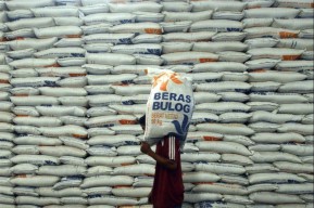 Jual Beras Murah, Siswa Tewas Tertabrak Kereta Api, Bulog Stop Distribusi