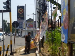 Satpol PP Ponorogo Tertibkan Reklame Liar, Termasuk Gambar Bacaleg