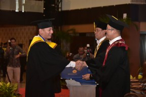 Bupati Arifin Raih Gelar Magister dari Universitas Airlangga