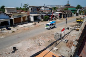 Pelebaran Jalan menuju Jembatan Jongbiru di Kediri Berlanjut, Target Selesai Akhir Tahun