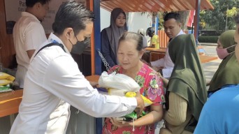 Ratusan Emak-emak di Kediri Harus Antre Berjam-jam Demi Beras Murah