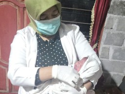 Geger Bayi Perempuan Dibuang di Belakang Rumah Warga Selosari Kediri