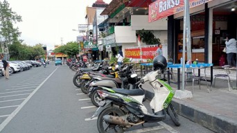 Ciri-ciri Juru Parkir Resmi di Surabaya, Iki Rek...