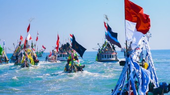 FOTO: Kemeriahan Tradisi Petik Laut Kraksaan Probolinggo