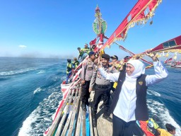 Moment Gubernur Khofifah Larut dalam Tradisi Petik Laut Kraksaan Probolinggo