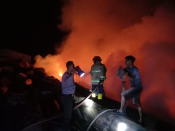 Rentang Sebulan, Pabrik Triplek di Kedungpring Lamongan Terbakar Lagi