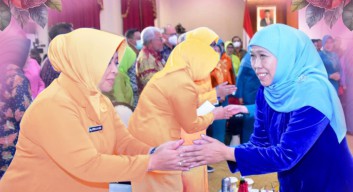 Peringatan Hari Dharma Wanita Nasional, Gubernur Khofifah Berpesan Jaga Ketahanan Keluarga ASN