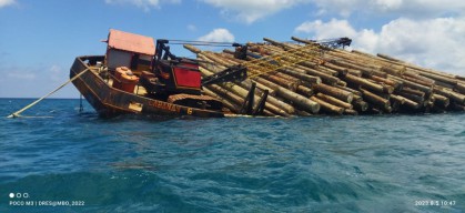 Kapal Tongkang yang Miring di Perairan Masalembu Belum Bisa Dievakuasi Akibat Cuaca Buruk