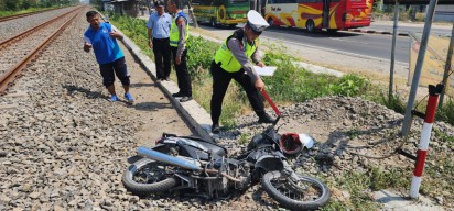 Terpelanting, Pemotor Lamongan Selamat Usai Terhantam KA Komuter, Hati-hati Loh Cah!