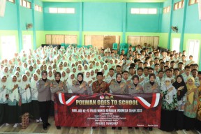 Polwan Cantik Ajak Siswa di Sumenep Bijak Bermedsos