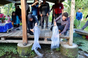 Pemkab Banyuwangi Bareng Sungai Watch Sebar Jaring Penghalang Sampah di 23 Sungai