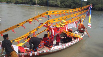 Puluhan Nelayan Hias Perahu Ramaikan Rokat Tase' di Bangkalan