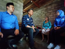 Demokrat Peduli, Renville Antonio Sambangi Warga Miskin Gondanglegi Malang
