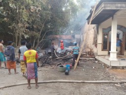 Kebakaran Gudang Kayu di Bangkalan Sambar Atap Rumah Warga