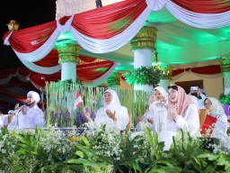 Puluhan Ribu Warga Jatim Larut dalam Zikir dan Selawat Bareng Habib Syech di Grahadi