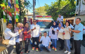 Politisi PDI Perjuangan Ini Beri Bantuan Mobil Kesehatan untuk Warga Surabaya