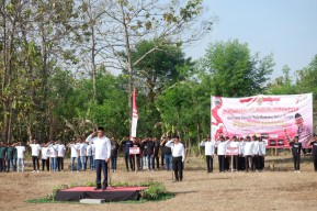 Ratusan Pemuda Bangkalan Gelar Upacara Kemerdekaan RI di Tengah Lapangan Desa
