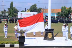 Upacara HUT RI ke-78, Pemkot Pasuruan Bagikan Akta Kelahiran Bayi 17 Agustus