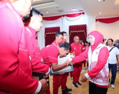 Gubernur Khofifah Anugerahi Jer Basuki Mawa Beya Atlet-Pelatih Berprestasi di ASEAN Para Games 2023