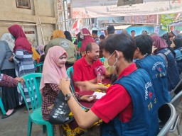 795 warga Surabaya Dapat Layanan Medis dalam Aksi Sosial Djarum Foundation dan Ponpes Tahsinul Akhlaq Bahrul Ulum
