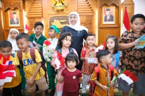 42 Anak Ikut Upacara di Luar Halaman Grahadi Tertangkap Kamera, Khofifah Lakukan Ini