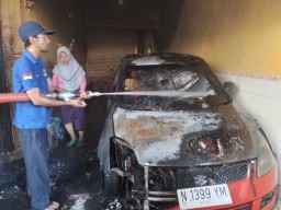 Mobil dan Motor Mantan Sekwan Bangkalan Hangus Terbakar, Api Diduga dari Korsleting Mesin