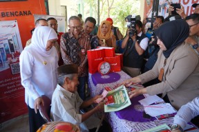 Pemprov Bersama Bank Jatim Salurkan Bantuan Sosial ke Bangkalan