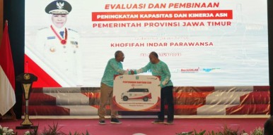 Pemprov dan Bank Jatim Sapa ASN dan Serahkan Bantuan Ambulans di Pamekasan