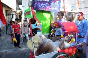 Bayi Tabung Raksasa Anak Djoko Widodo Hebohkan Karnaval di Surabaya
