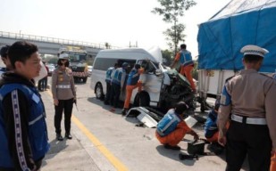 Kecelakaan Hiace Tabrak Truk Gandeng di Tol Pandaan-Malang, 2 Korban Tewas dan 4 Luka-luka