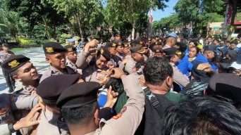 Demo PMII di Balai Kota Surabaya Berlangsung Anarkis