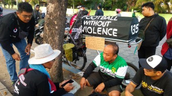 Pria Bersepeda Bawa Keranda dari Batu Disambut Bonek di Surabaya, Ini Pesannya