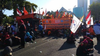 Ratusan Buruh Unjuk Rasa di depan Grahadi Surabaya, Meminta Kenaikan Upah 15%