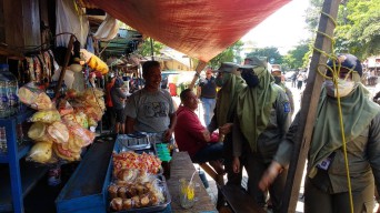 Satpol PP Surabaya Tertibkan Pedagang Liar di Luar Pasar Keputran